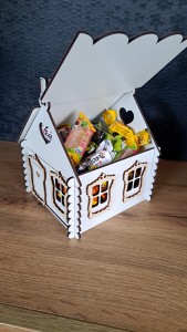 Drewniany domek z dedykacją dla Babci i Dziadka – prezent do wypełnienia słodyczami