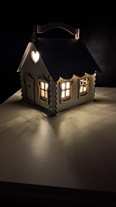 Drewniany domek z dedykacją dla Babci i Dziadka – prezent do wypełnienia słodyczami