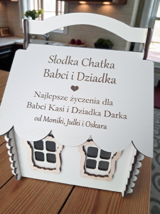 Drewniany domek z dedykacją dla Babci i Dziadka – prezent do wypełnienia słodyczami